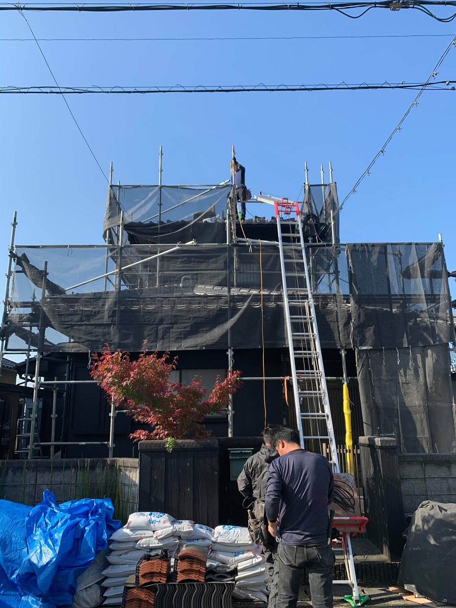 栗東市で住宅の屋根の瓦の張替え工事中 瓦屋根の葺き替え