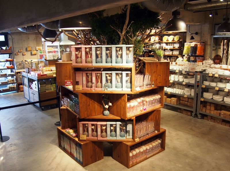 古材とアイアンを使ったナチュラルヴィンテージな店内
