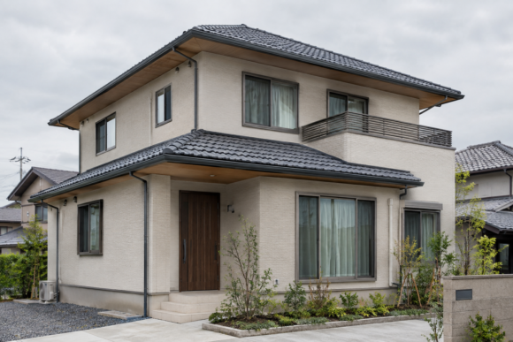 戸建て住宅の屋根と雨樋
