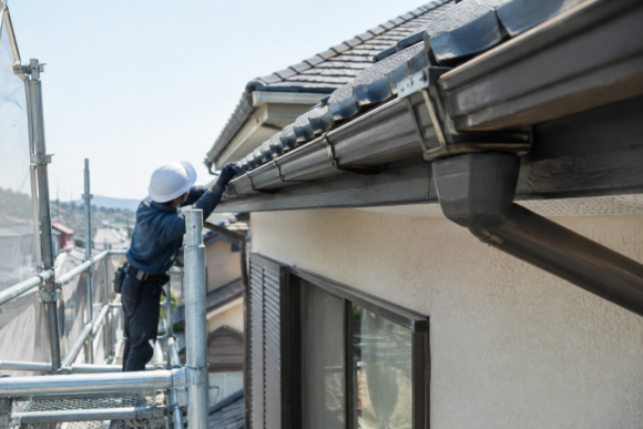 雨樋を点検する住宅メンテナンスの様子