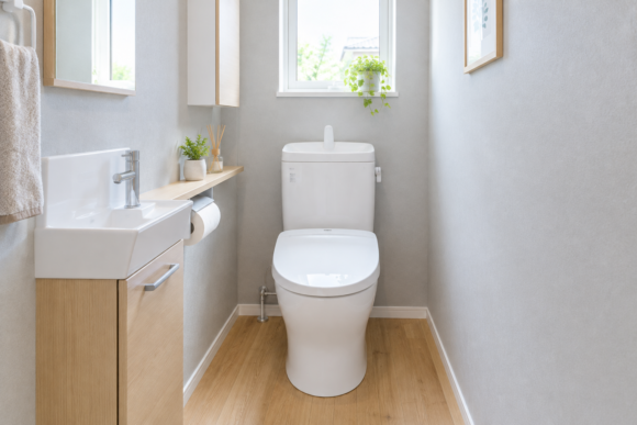 明るく清潔感のある住宅トイレのリフォームイメージ